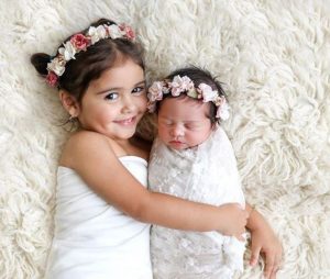The two daughters of Catherine Paiz, Elle (left) and Alaia (right)
